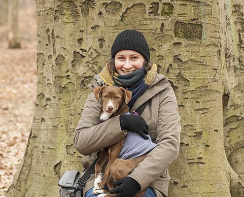 Podenco Mischlingshündin Schoko mit ihrer Frauchen im Treptower Park in Berlin