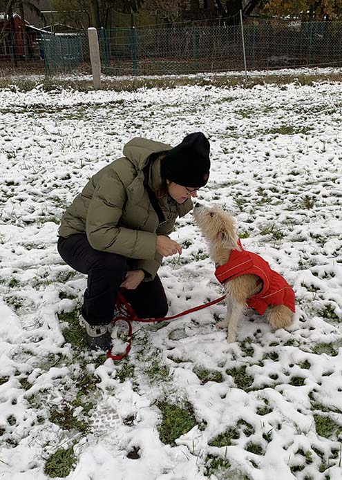 Podenca Ginny mit Frauchen im Schnee